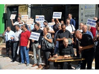 Cenaze Müziği Eşliğinde Gelin Ve Damatlı Eylem