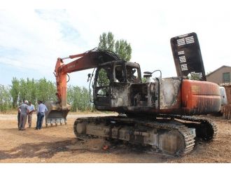 Muş’ta İş Makinesi Yakıldı