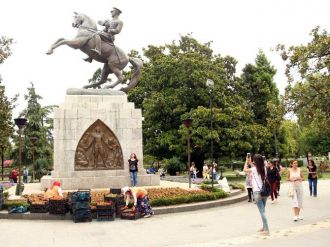 Anıt Çevresindeki Çiçekler Yenilendi