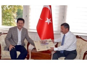 Hasan Fehmi Kinay, Vali Şerif Yılmaz’a 3 Boyutlu ’Kütahya Tarih Atlası’ Hediye Etti