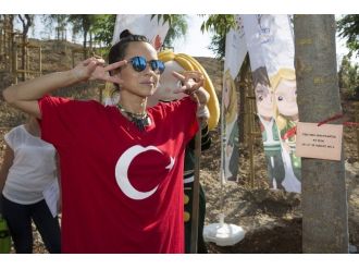 Romanyalı Ünlü Popçu, Expo 2016 Alanına Türk Bayraklı Tişörtüyle Ağaç Dikti