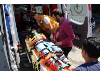 Otomobil İş Makinesine Çarptı: 3 Yaralı