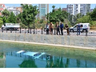 Otomobil Sulama Kanalına Düştü, Sürücü Son Anda Kurtuldu