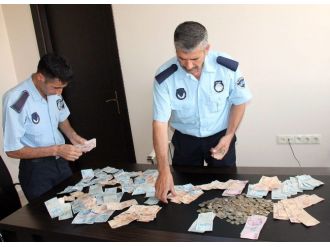 Dilencinin Üzerinden Çıkan Para Zabıtaları Bile Şaşkına Çevirdi
