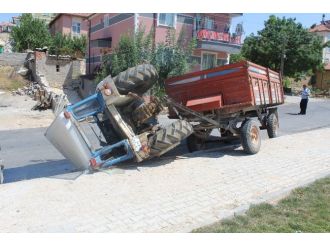 Karaman’da Traktör Devrildi: 2 Yaralı