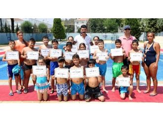 Büyükşehir Kültür Merkezi Yüzme Kursu Mezunlarını Verdi