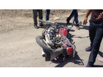 Otomobille Motosiklet Çarpıştı: 2 Yaralı