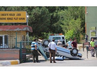 Yokuş Aşağı Kayan Otomobil, Okul Duvarına Çarparak Takla Attı