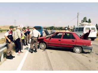 Otomobil Bariyerlere Çarptı: 3 Yaralı