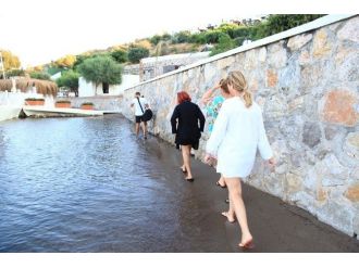 Denize Duvar, İskeleye Asma Kilit