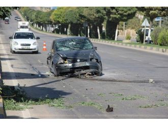 Ağaçları Deviren Otomobil Karşı Şeride Uçtu