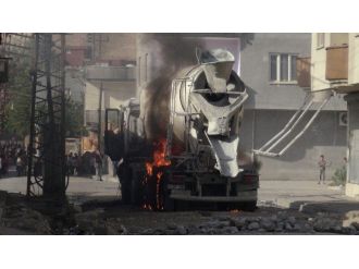 Cizre’de Ydg-h Üyeleri Bir İş Makinesini Yaktı, Olay Yerine Gelen Polise Saldırdı