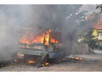 Park Halindeki Midibüs Alev Alev Yandı