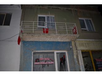 Hdp Binasına Türk Bayrakları Astılar