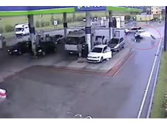 Çarpa Çarpa Benzinliğe Daldı