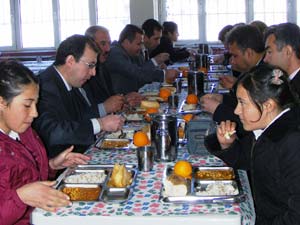 İlçe Milli Eğitim Müdürü öğrencilerle