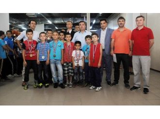 Kur’an Kursu Öğrencileri Madalyalarını Başkan Çetin’den Aldı