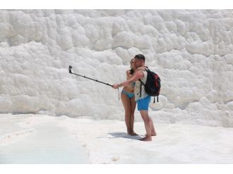 Pamukkale’ye Turist Akını Devam Ediyor
