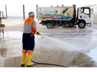 Gölbaşı’nda Pazar Yerleri Köpüklü Suyla Yıkandı
