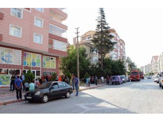 Balkona Çıkarak İntihara Kalkışan Şahsı Polis Kurtardı