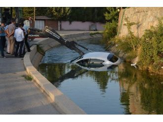 Malatya’da Otomobil Sulama Kanalına Düştü