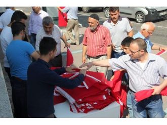 Vatandaşlara Türk Bayrağı Dağıtıldı