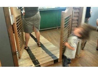 Sallanan Kapı Küçük Çocuğu Devirdi