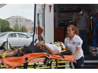 Motosiklet Yayaya Çarptı: 2 Yaralı
