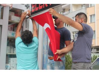 Tekirdağ’da Esnaflardan Teröre Bayraklı Tepki