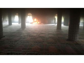Camide Cuma Namazı Öncesi Yangın Paniği