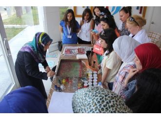 Gençler Yaz Boyunca Hem Eğleniyor Hem Öğreniyor