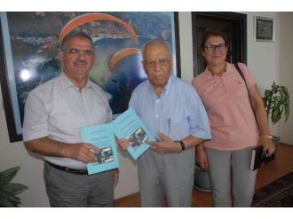 94 Yaşındaki Eski Bakan Kitap Yazdı