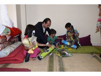 Yeni Oyuncaklarıyla Sevinç Yaşadılar