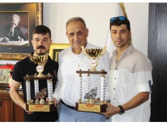 İki Kardeş Tek Motosikletle Yunanistan’dan Çifte Kupayla Döndü