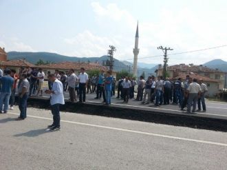 Tosya D-100’de Köylüler Yolu Trafiğe Kapattı