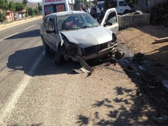 Otomobil Ağaca Çarptı: 2 Yaralı