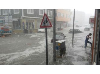 15 Dakikalık Dolu Ve Yağmur Caddeleri Göle Çevirdi
