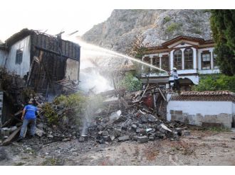Amasya’da Tarihi Mahallede 2 Ev Yandı