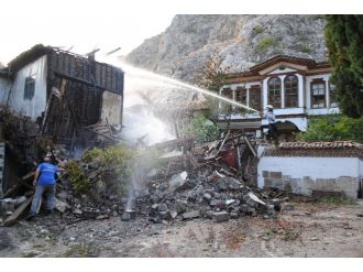 Tarihi Mahallede 2 Ev Yandı