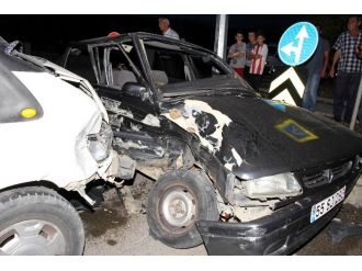 Kamyonet İle Otomobil Çarpıştı: 2 Yaralı