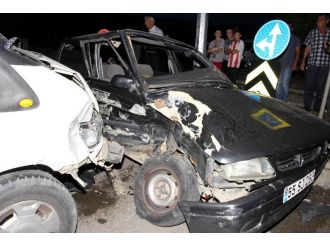 Kamyonet İle Otomobil Çarpıştı: 2 Yaralı