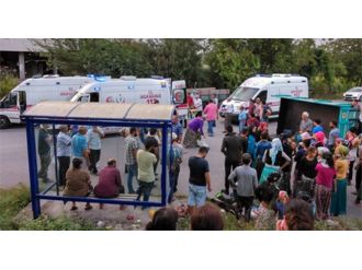 Traktör Devrildi, Mevsimlik İşçiler Yola Saçıldı: 3 Yaralı