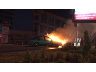 Yön Levhasına Çarpan Otomobil Yanmaya Başladı
