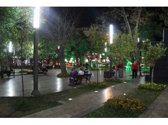 Evde Uyuyamayanlar Parklarda Geceliyor