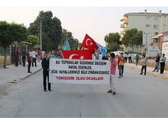 Şehitler İçin Bayraklarla Yürüdüler