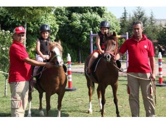 Çocuklar Pony Atlara Binmenin Sevincini Yaşadı