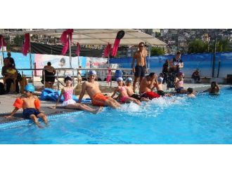 Bayraklı’da Engeller Yüzerek Aşılıyor