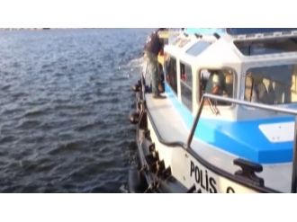 Polisi Görünce Denize Atladı