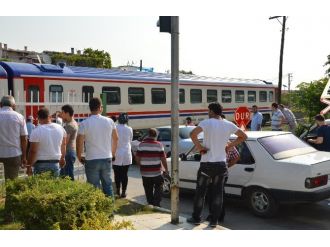 Tren Hemzemin Geçitte Kamyonete Çarptı: 3 Yaralı