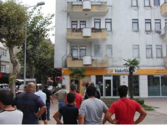 4 Katlı Binadaki Yangına Esnaf Müdahale Etti